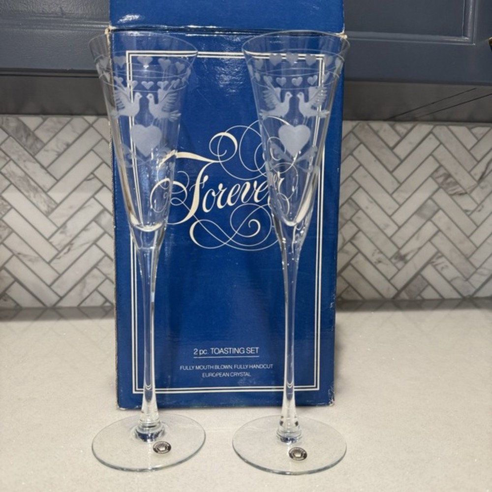 Set 2 Wedding or Anniversary‎ Toasting Crystal Champagne Flutes, Etched Hearts
